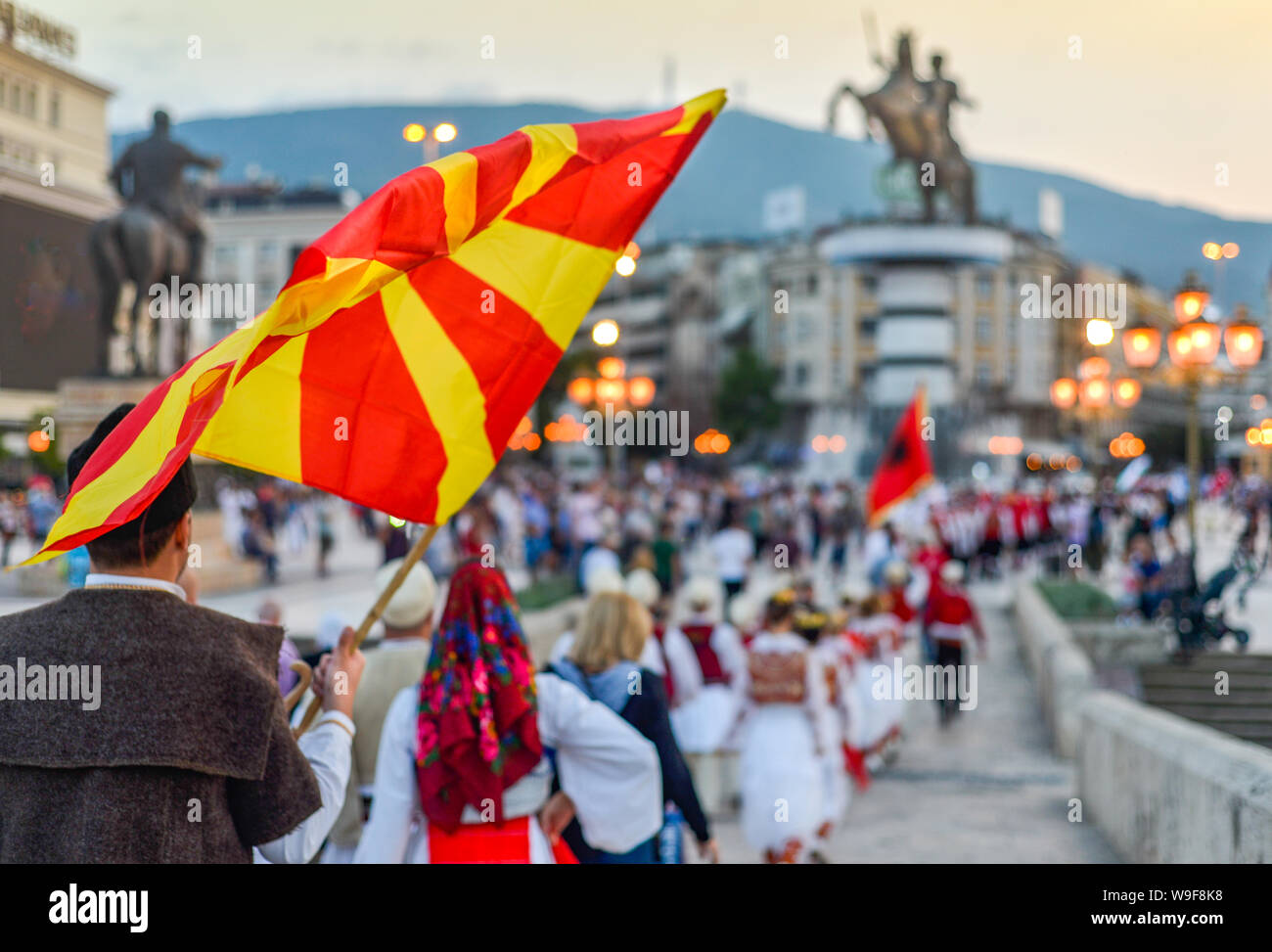 SKOPJE/NORD MACEDONIA-Agosto 28 2018: esecutori macedone e bandiere a Skopje il festival internazionale di musica e danza.Multi i partecipanti nazionali Foto Stock