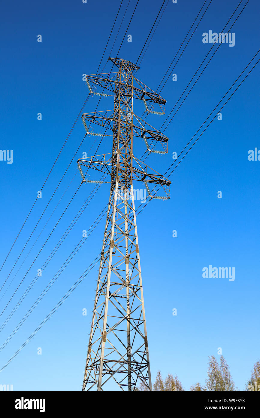 Linee elettriche ad alta tensione contro il profondo blu del cielo in Järvenpää, Finlandia Foto Stock