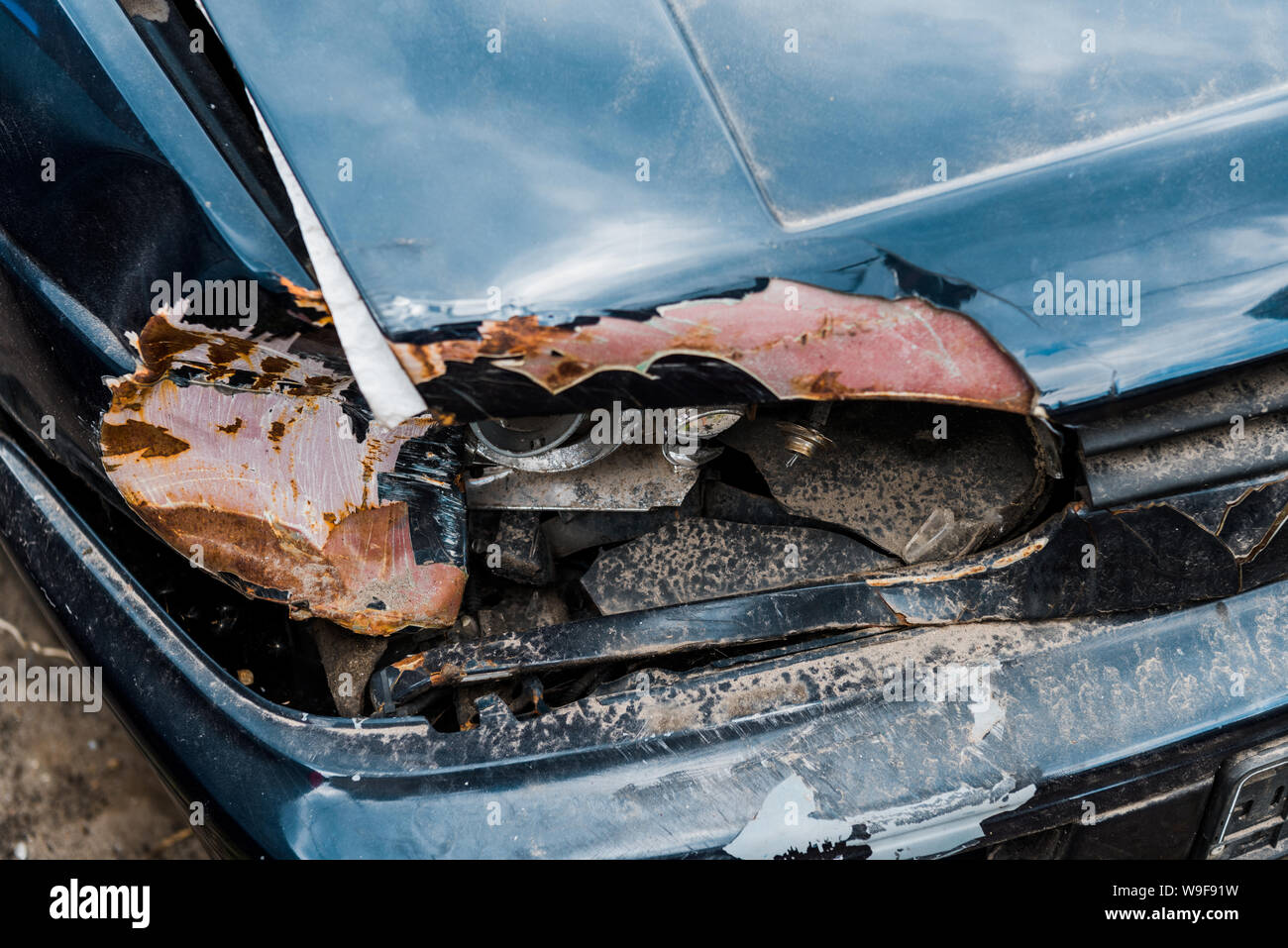 Danneggiato automobile con faro rotto dopo l incidente di automobile Foto Stock
