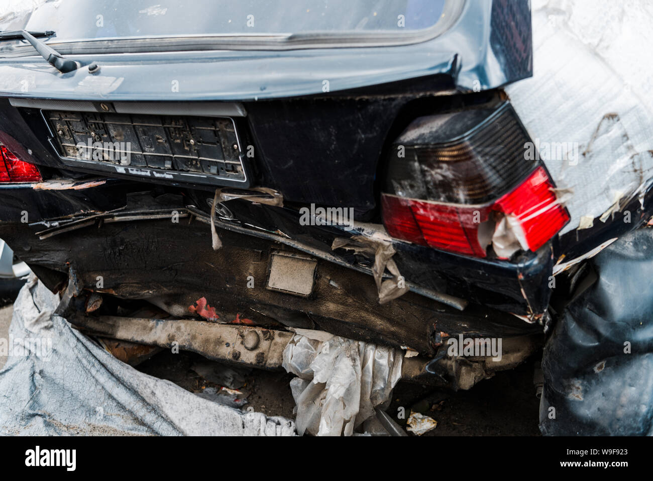 Automobile danneggiata dopo pericoloso incidente di auto al di fuori Foto Stock