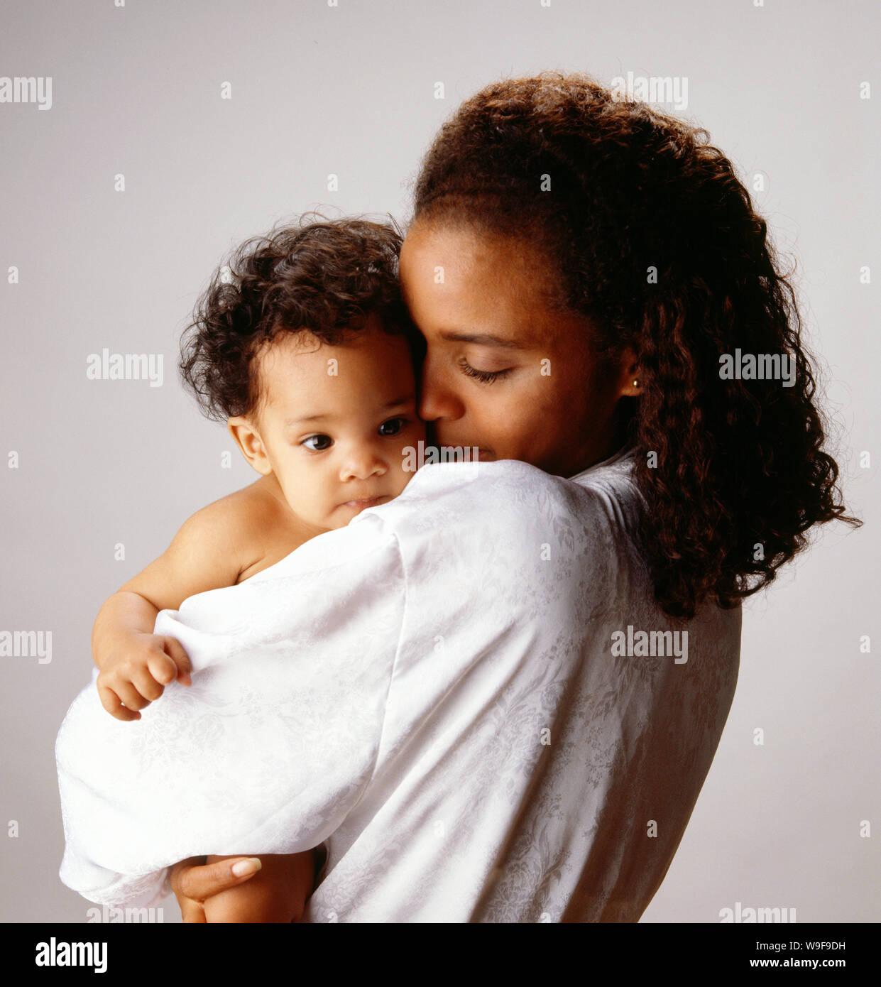 La madre che abbraccia il suo bambino Foto Stock