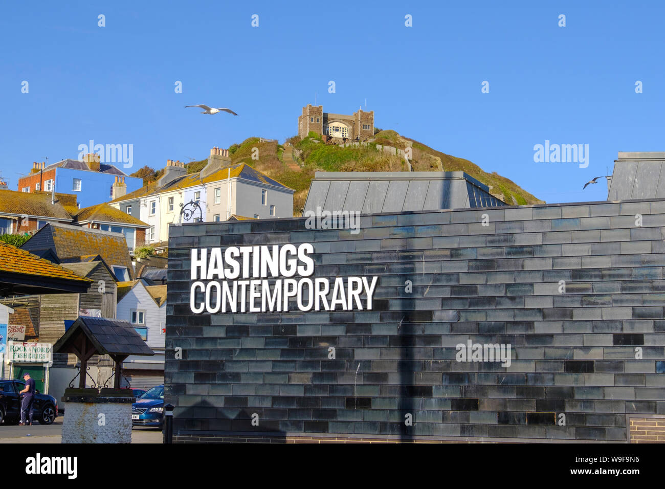 Hastings Galleria d'Arte Contemporanea (precedentemente la Galleria Jerwood) Rock-a-strada Nore, Hastings Old Town, East Sussex, Regno Unito Foto Stock