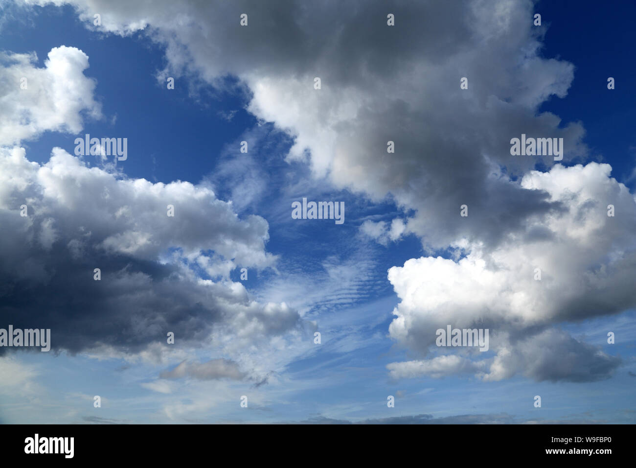 Bianco, Grigio, dark cloud, nuvole, cielo blu, cieli, meteorolgy, meteo Foto Stock