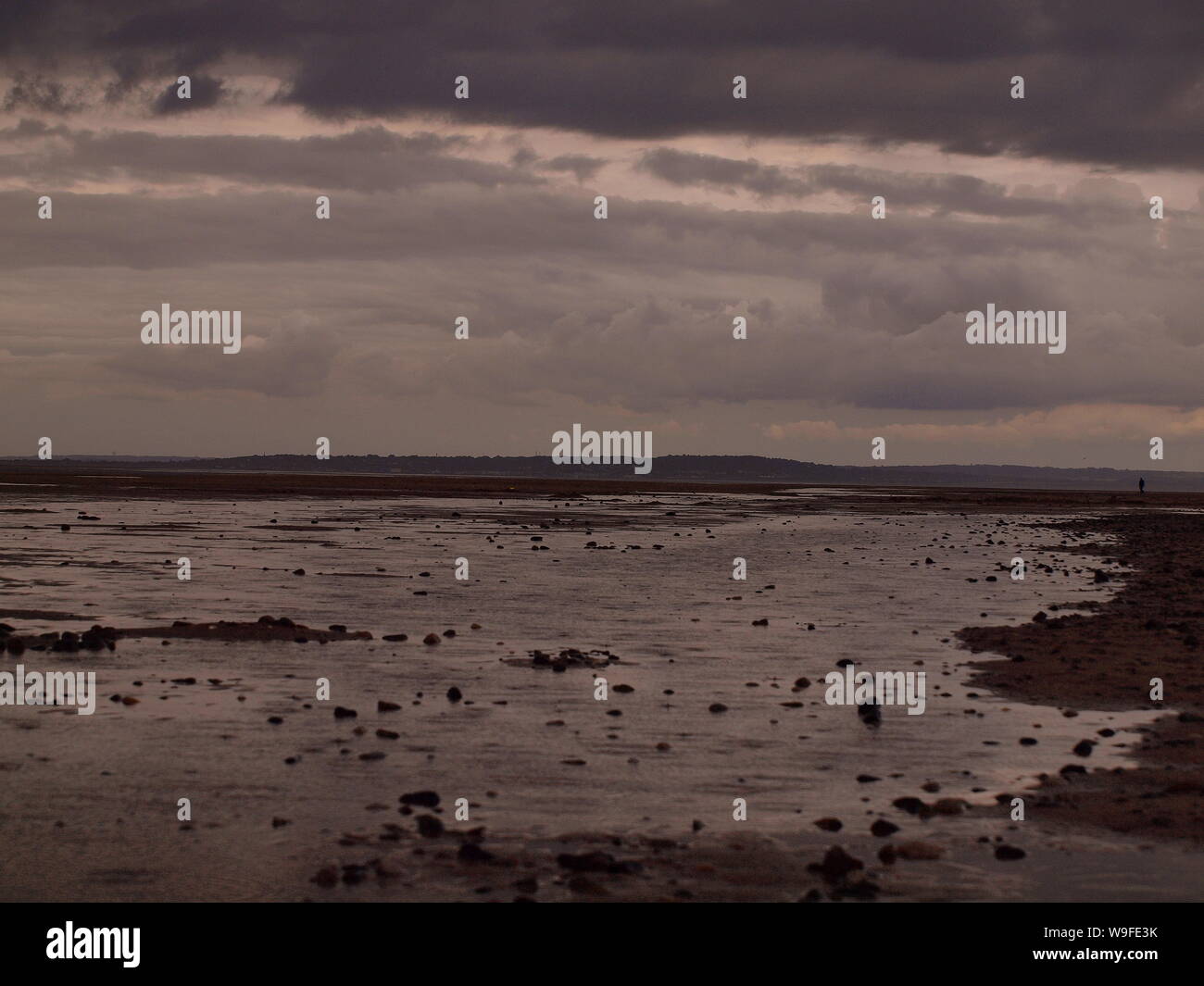 Moody /cupo tramonto Shot prese sulla spiaggia Talacre in flintshire Galles del Nord Foto Stock