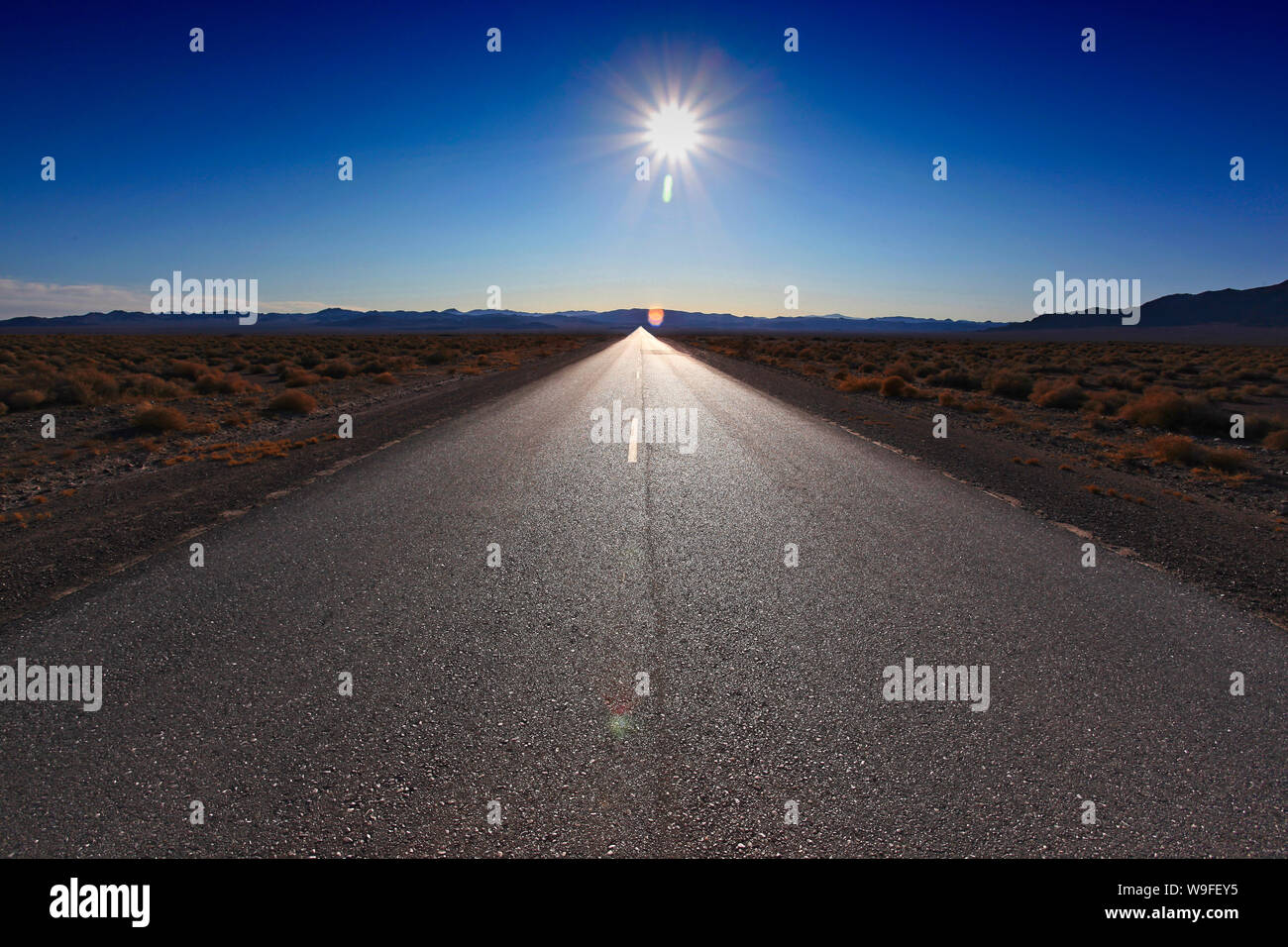 Solitaria autostrada California 178 fino a Death Valley Junction TRHO Foto Stock