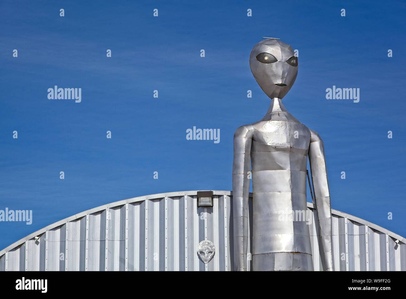 Una grande statua di acciaio di un alieno in piedi di fronte a un vicolo e raggiungere il centro di ricerca in Heiko Nevada, il gateway alla zona 51 Foto Stock