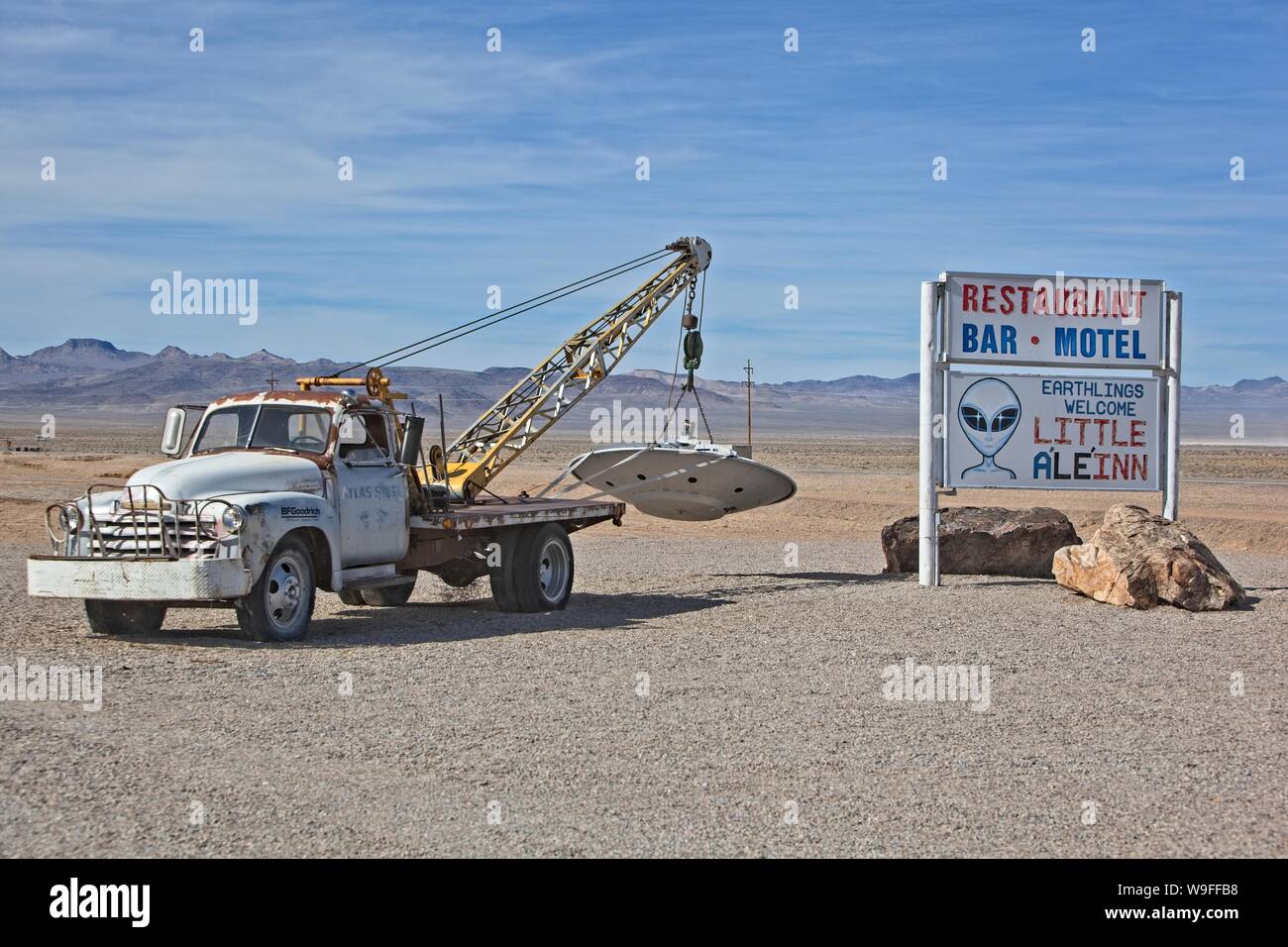 Un antico carroattrezzi tenendo un modello di Flying Saucer al di fuori del piccolo un'Le'inn di Rachel Nevada Foto Stock