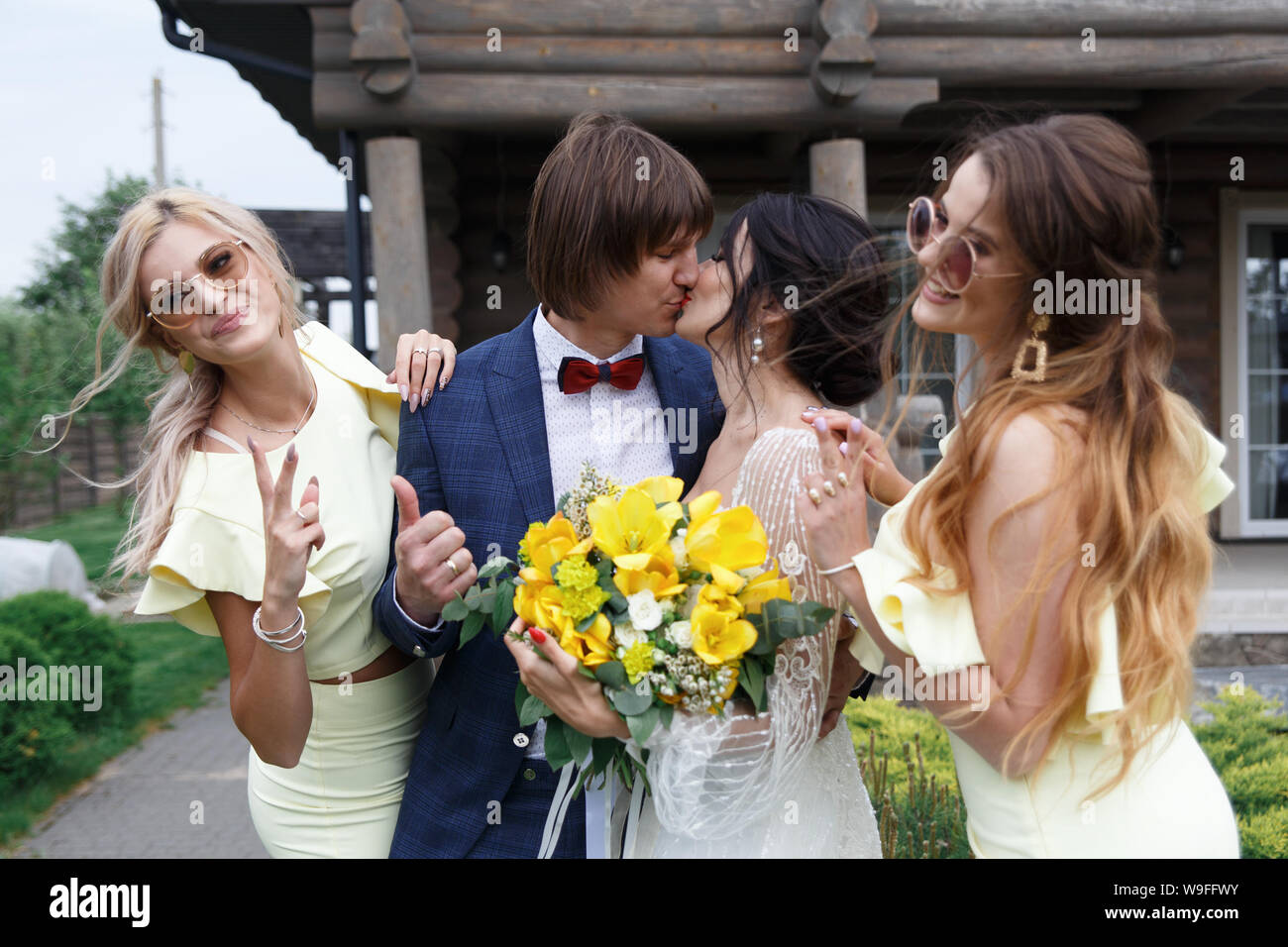 Groomsmen e damigelle con appena sposati sulla cerimonia di nozze Foto Stock