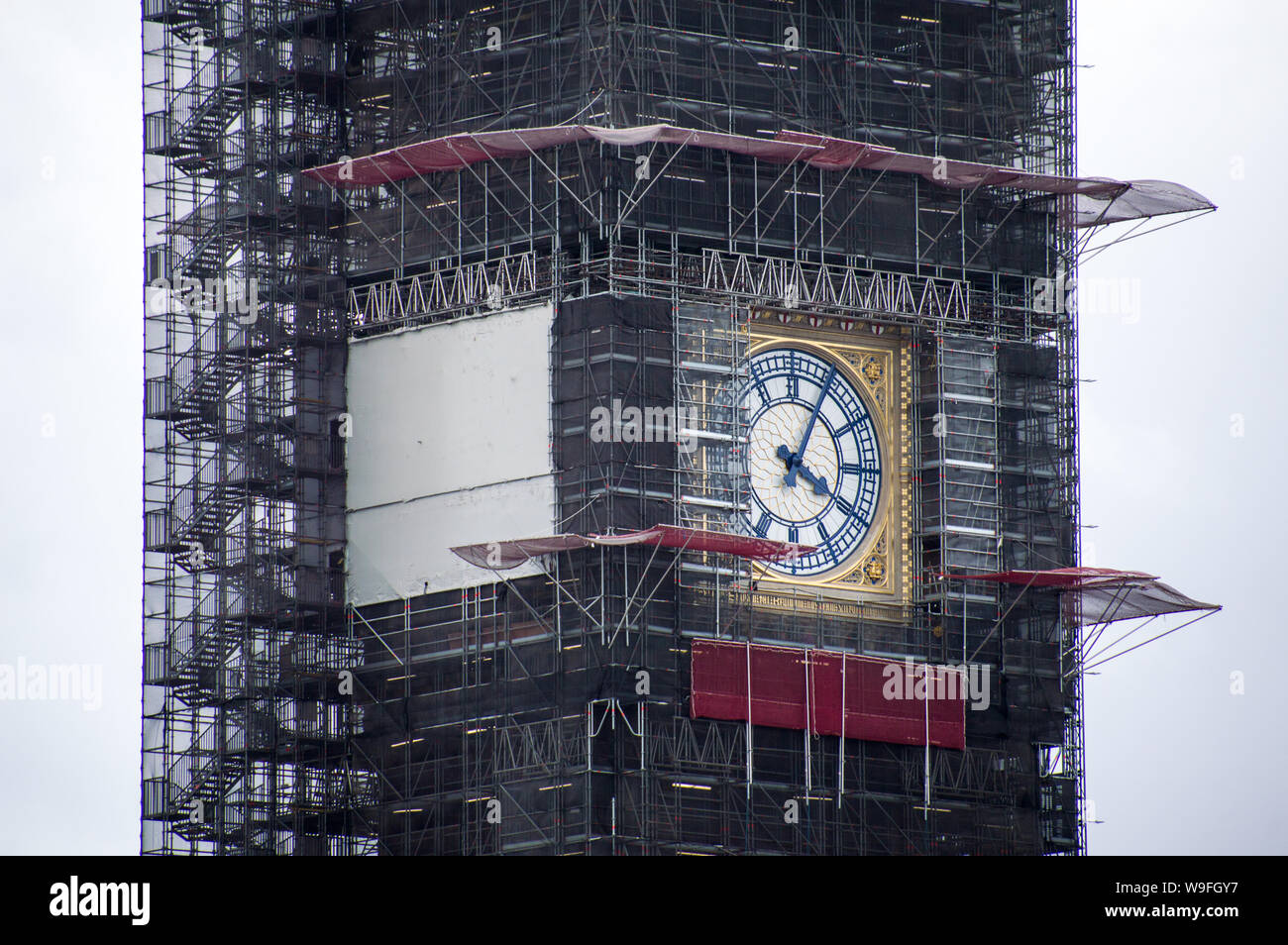 Vista ravvicinata del Big Ben orologio faccia ovest con il ponteggio coperto (solo uso editoriale) Foto Stock