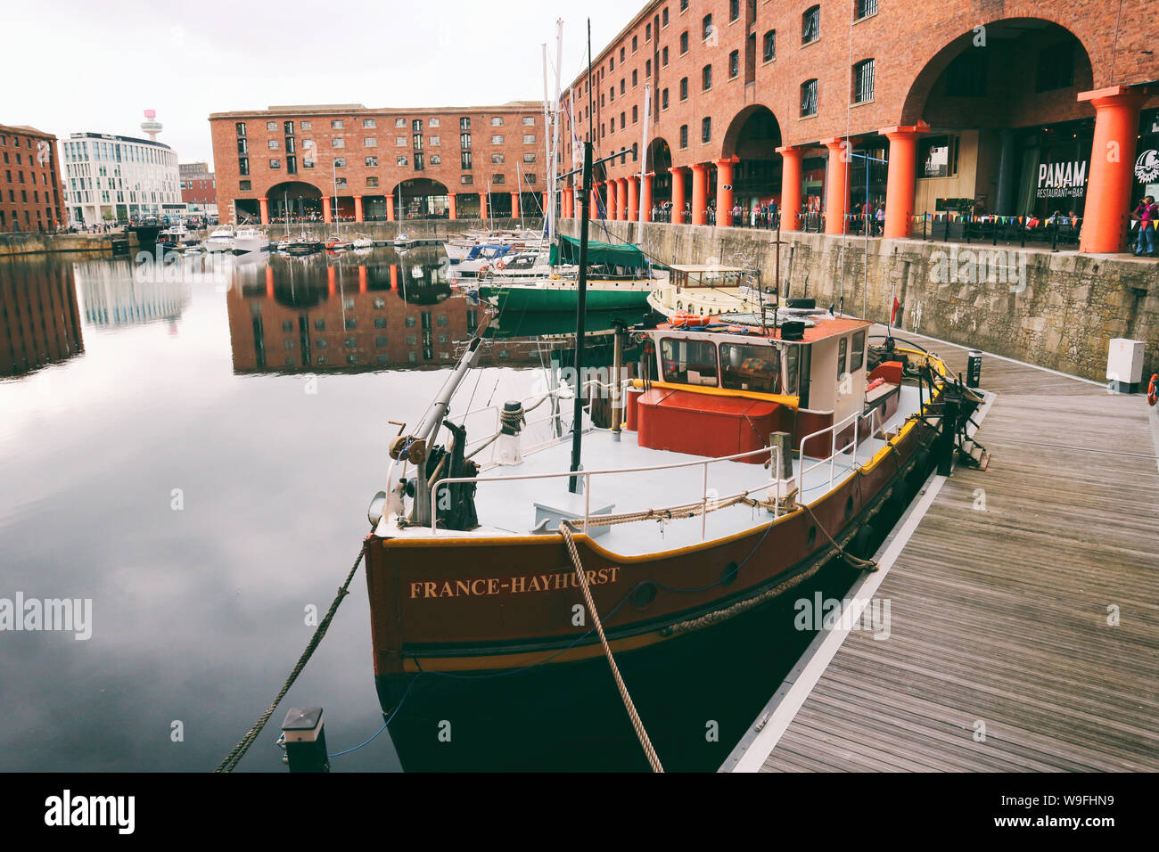 Barche ancorate a Liverpool`s Royal Albert banchine Foto Stock
