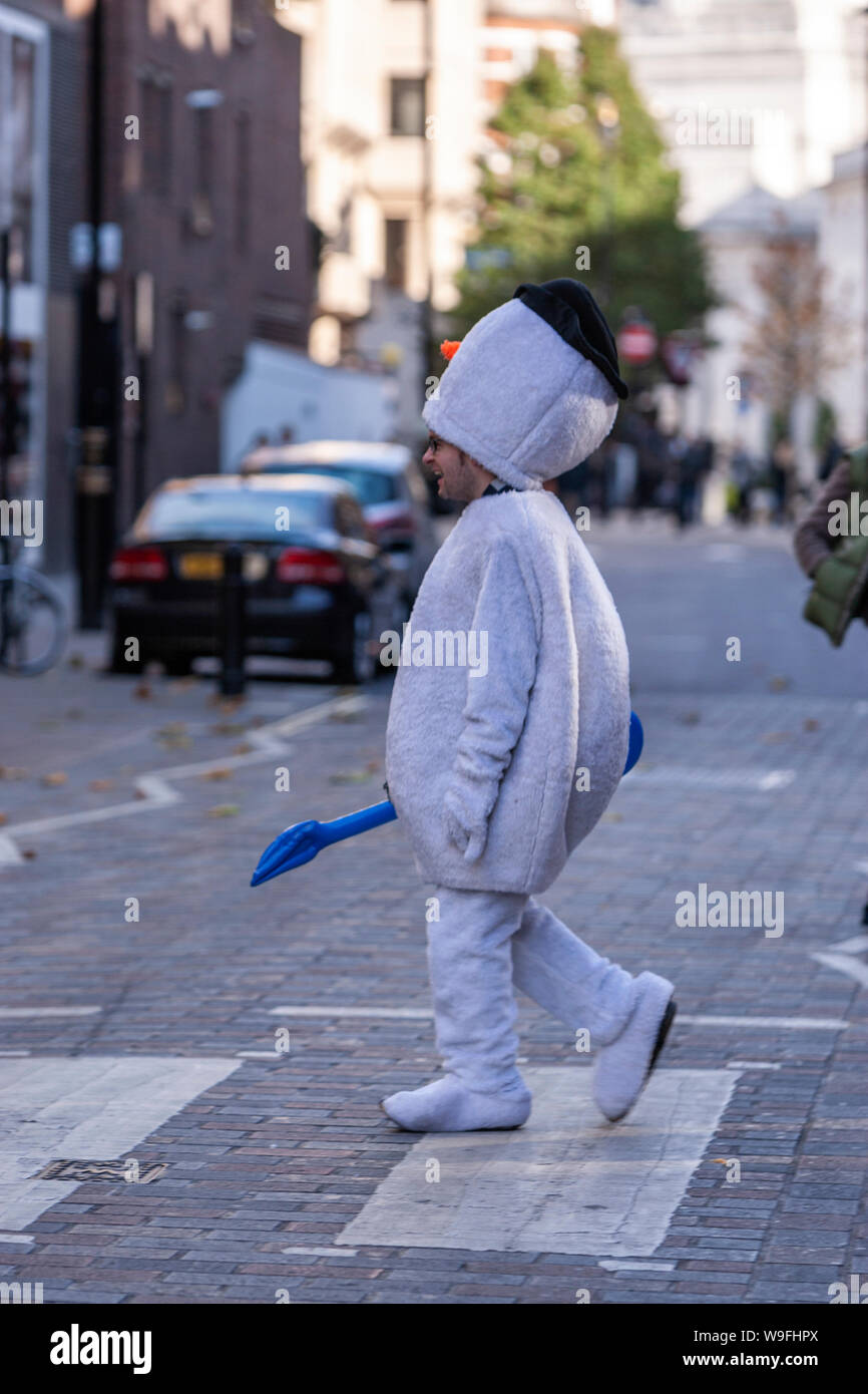 Gli uomini in abiti a fantasia attraversando le strisce pedonali, imitando Beatles, in London, England, Regno Unito Foto Stock