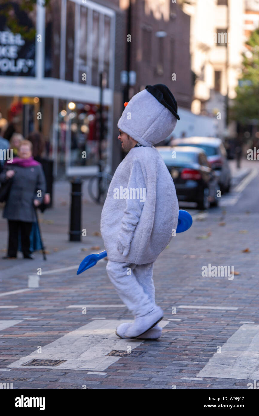 Gli uomini in abiti a fantasia attraversando le strisce pedonali, imitando Beatles, in London, England, Regno Unito Foto Stock