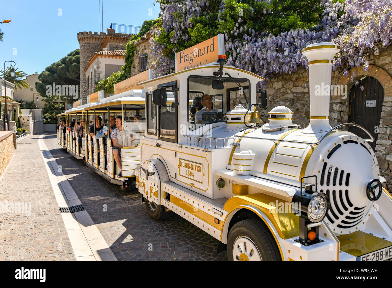 CANNES, Francia - Aprile 2019: treno a vapore sagomata strada turistica treno che porta i visitatori da Cannes su per la collina fino alla chiesa di Nostra Signora di Esperance Foto Stock