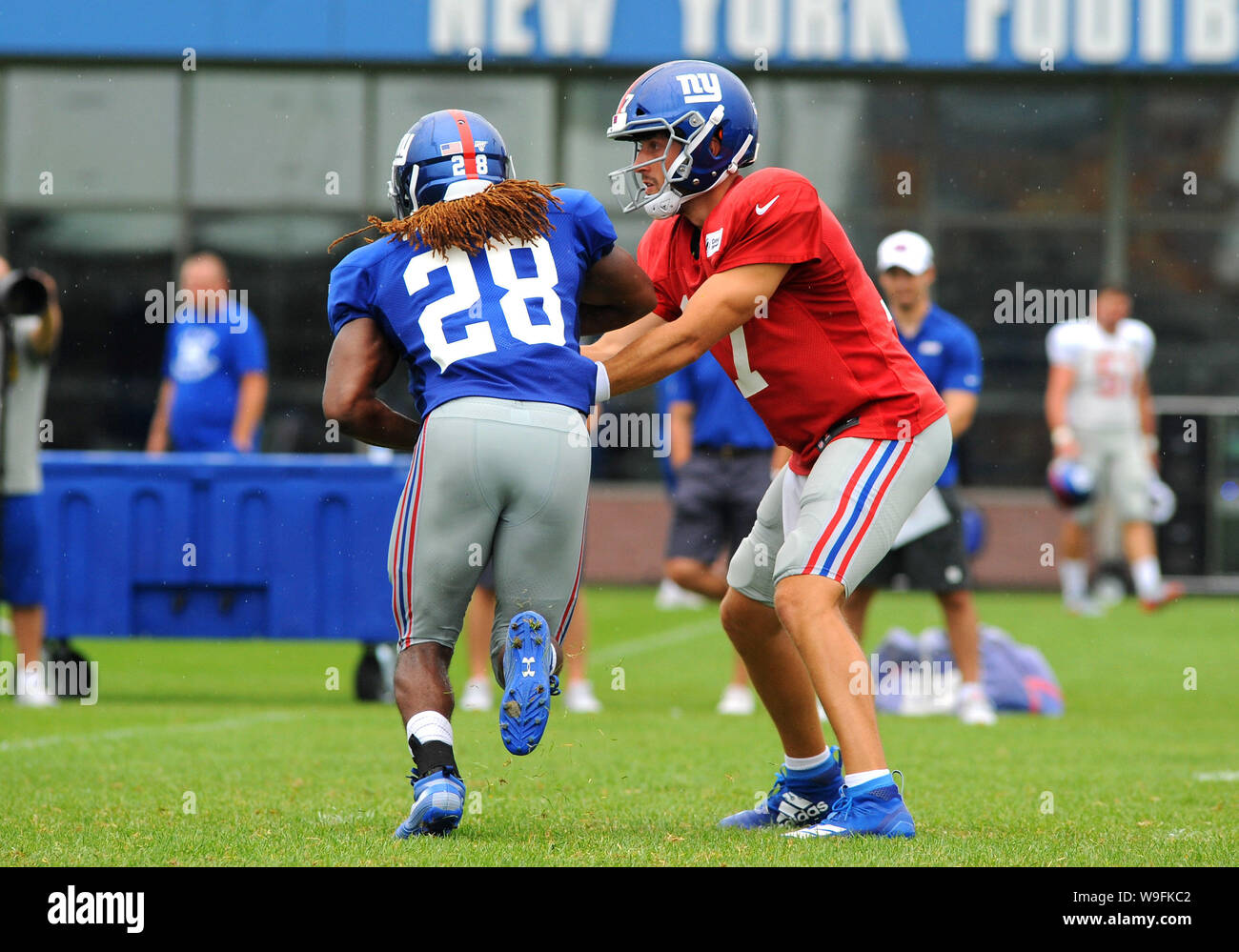 Agosto 13, 2019: 13 Agosto 2019 : New York Giants Quarterback KYLE LAULETTA (17) mani il pallone a Paolo PERKINS (28) durante il training camp azione alla ricerca di diagnosi centro di formazione, East Rutherford, NJ. (Credito Immagine: © Bennett CohenZUMA filo) Foto Stock