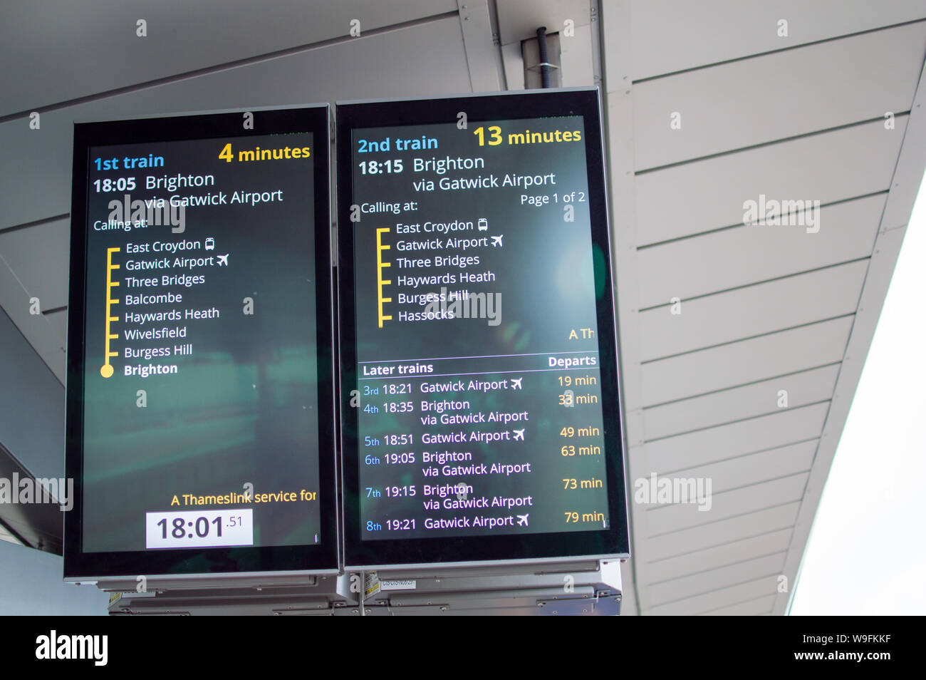 Tabellone per la visualizzazione della destinazione del treno ferroviario nazionale sulla piattaforma Foto Stock