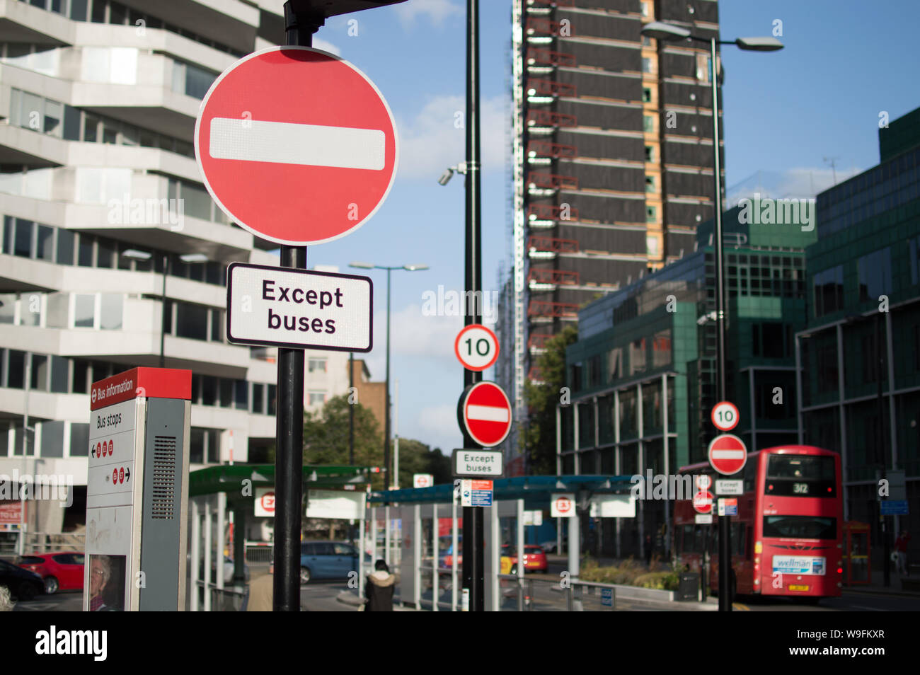 Nessuna voce tranne gli autobus segno bordo a East Croydon Station fermata bus Foto Stock