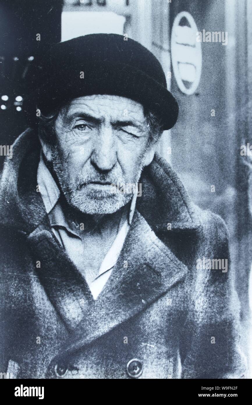 Bene in bianco e nero fotografia d'arte dagli anni settanta di un anziano  uomo restare caldo mentre preinstallato in un inverno cappello e il  cappotto Foto stock - Alamy