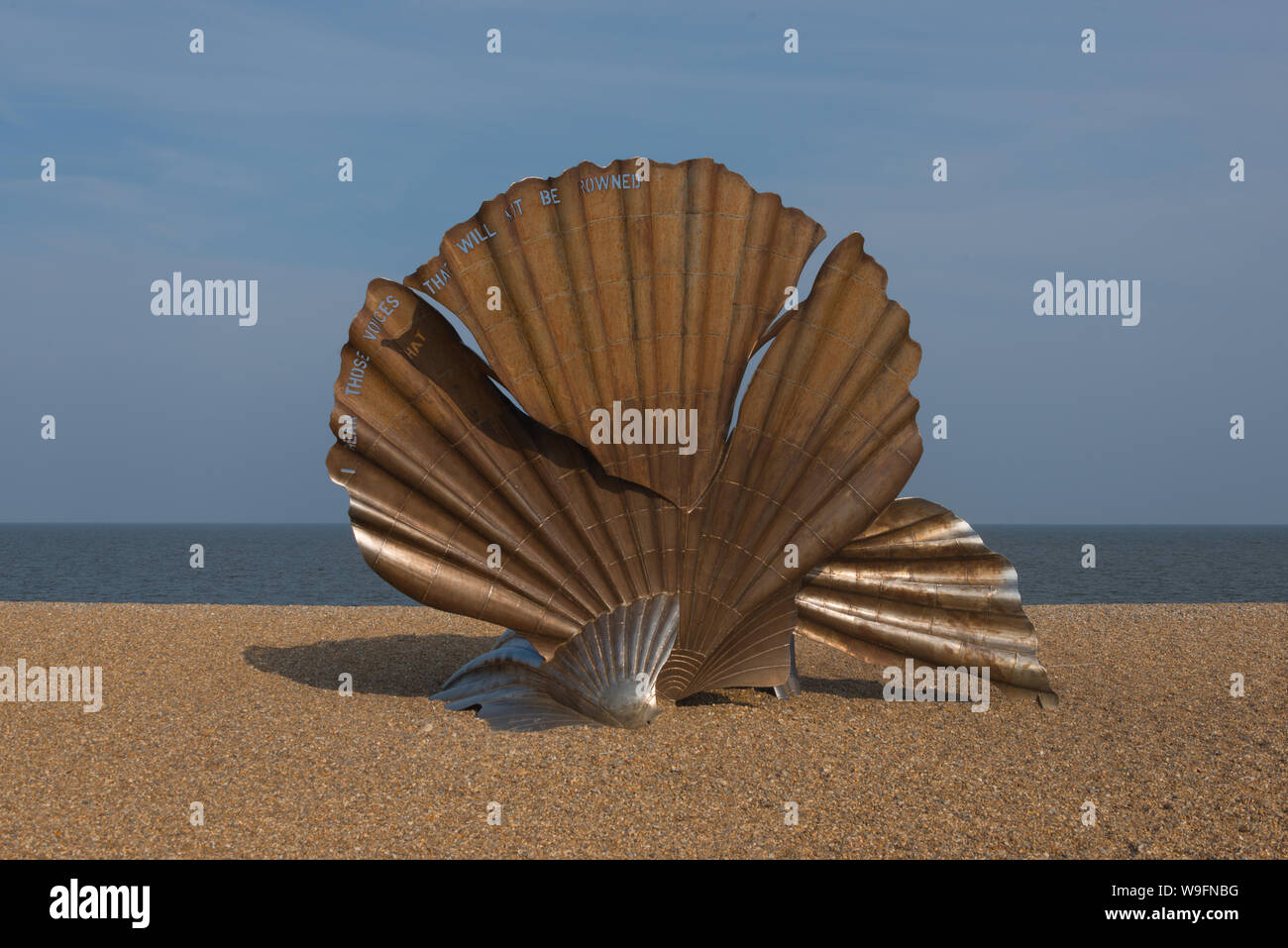 Guscio di capesante scultura, Aldeburgh Beach, Suffolk, Regno Unito - per commemorare Benjamin Britten Foto Stock