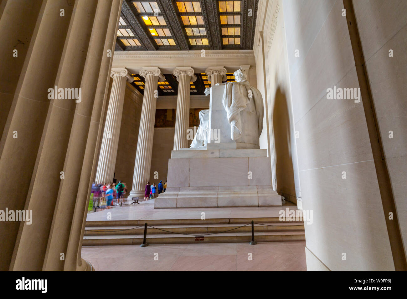 Vista dei visitatori intorno alla statua di Abraham Lincoln, il Lincoln Memorial, Washington, Stati Uniti d'America, America del Nord Foto Stock