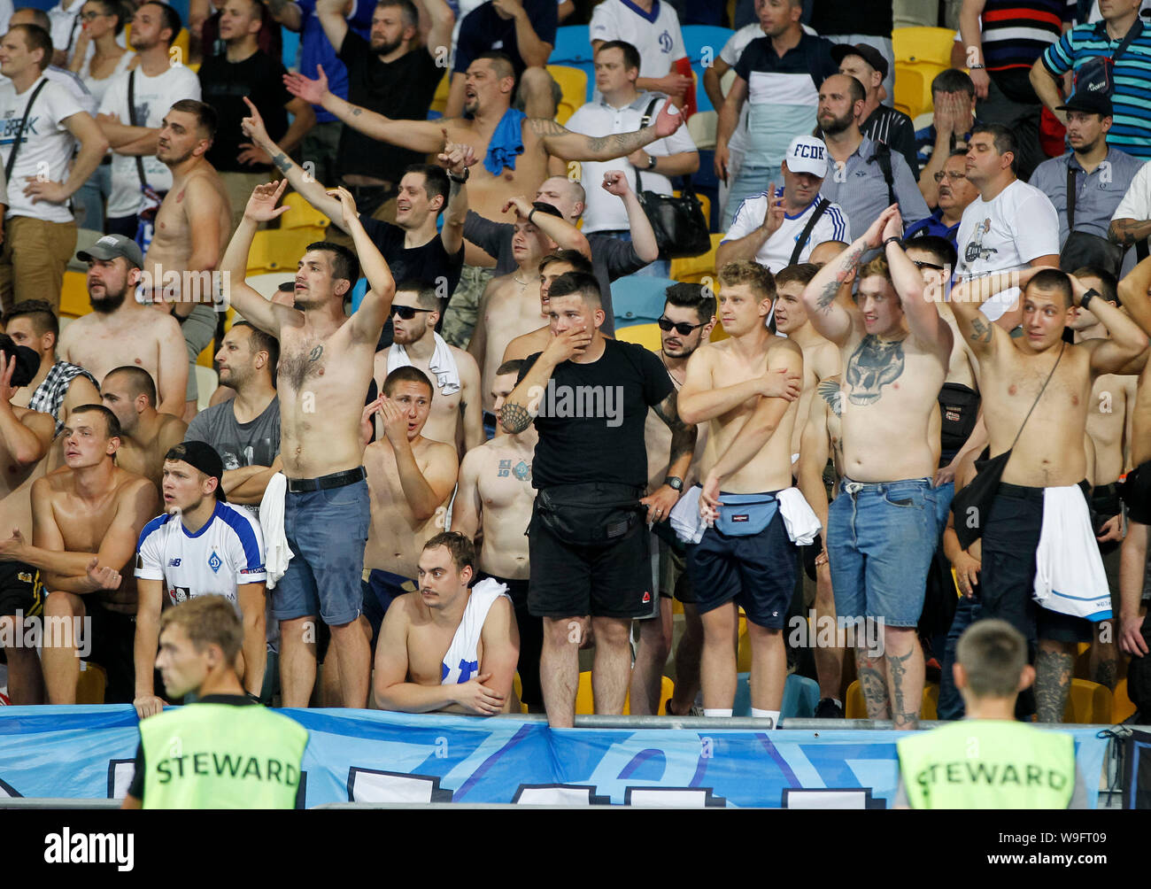 Gli appassionati di Dynamo Kyiv reagire durante la UEFA Champions League terzo turno di qualificazione della seconda gamba partita di calcio tra FC Dynamo Kyiv e Club Brugge KV, al NSC Olimpiyskiy stadium di Kiev, in Ucraina. (Punteggio finale; Dynamo Kyiv 3:3 Club Brugge KV) Foto Stock