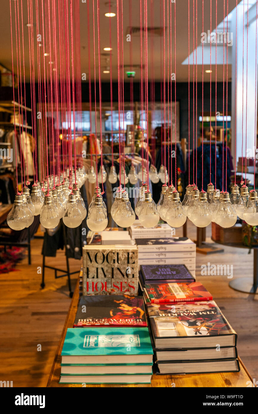 Lampadine lampada in Anthropologie su Regent Street, Londra, Inghilterra, Regno Unito Foto Stock
