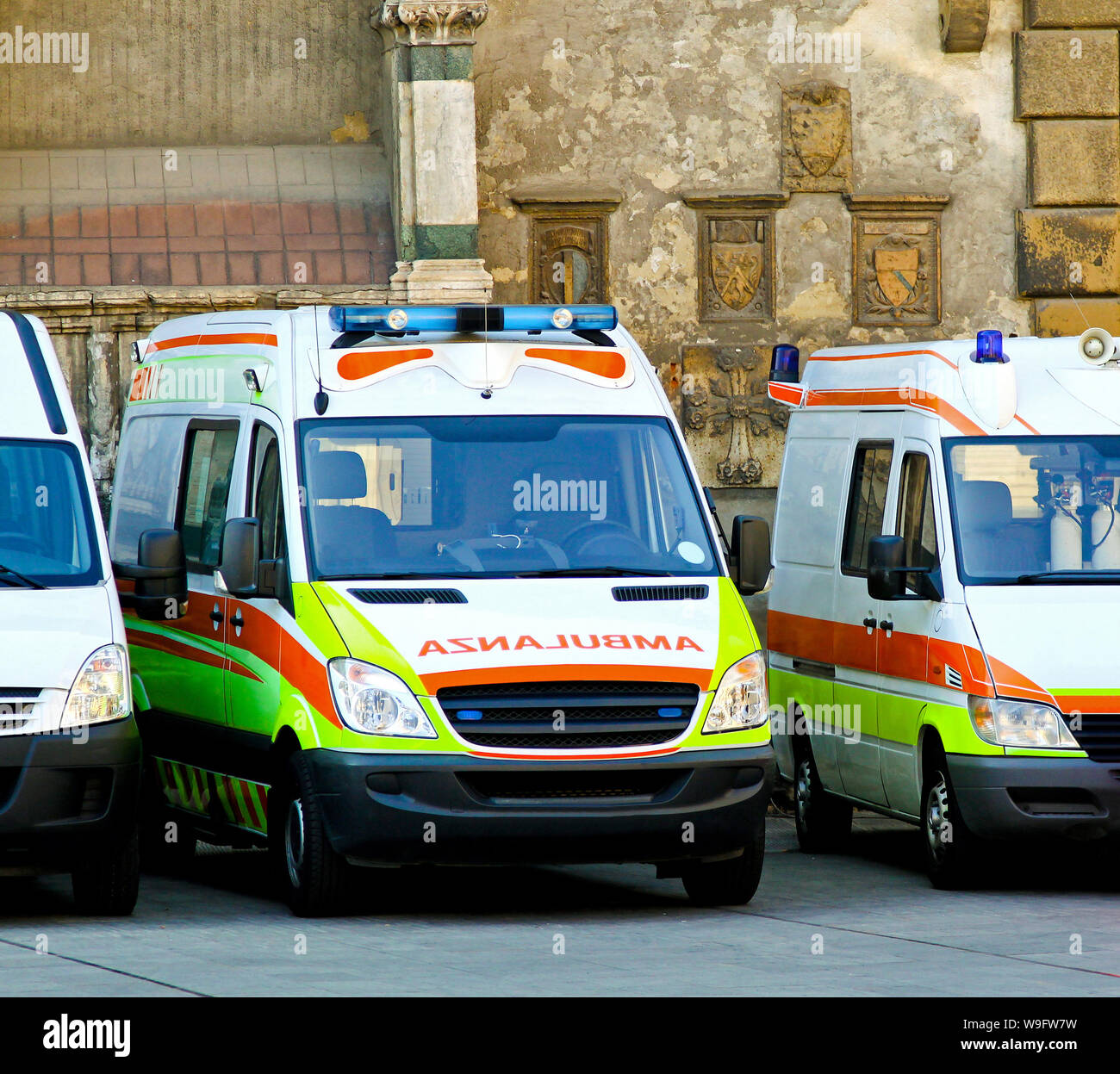 Ambulanza team paramedico con diversi veicoli di emergenza Foto Stock