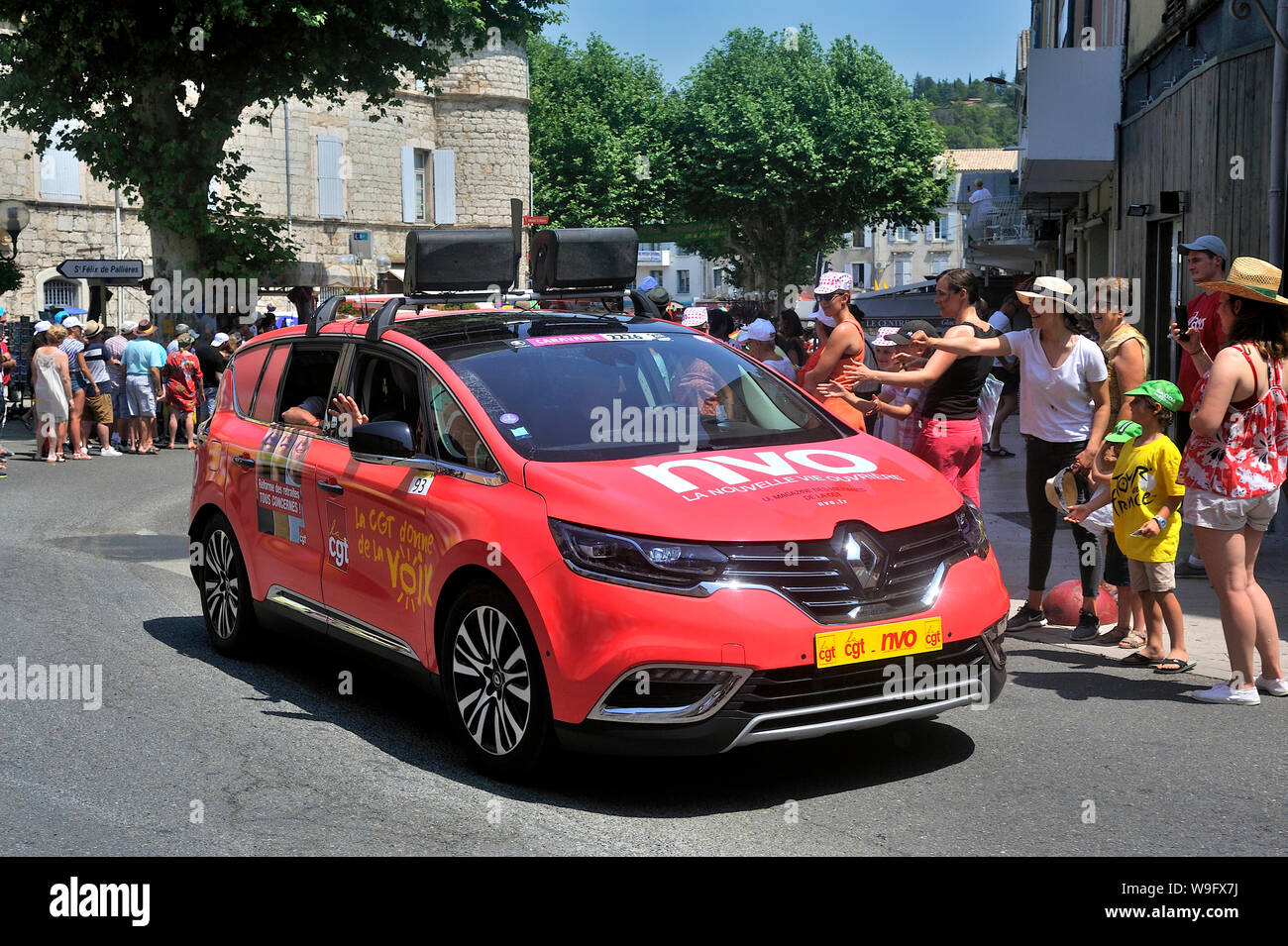 Il passaggio di un auto di pubblicità della CGT in la carovana del Tour de France in Anduze Foto Stock