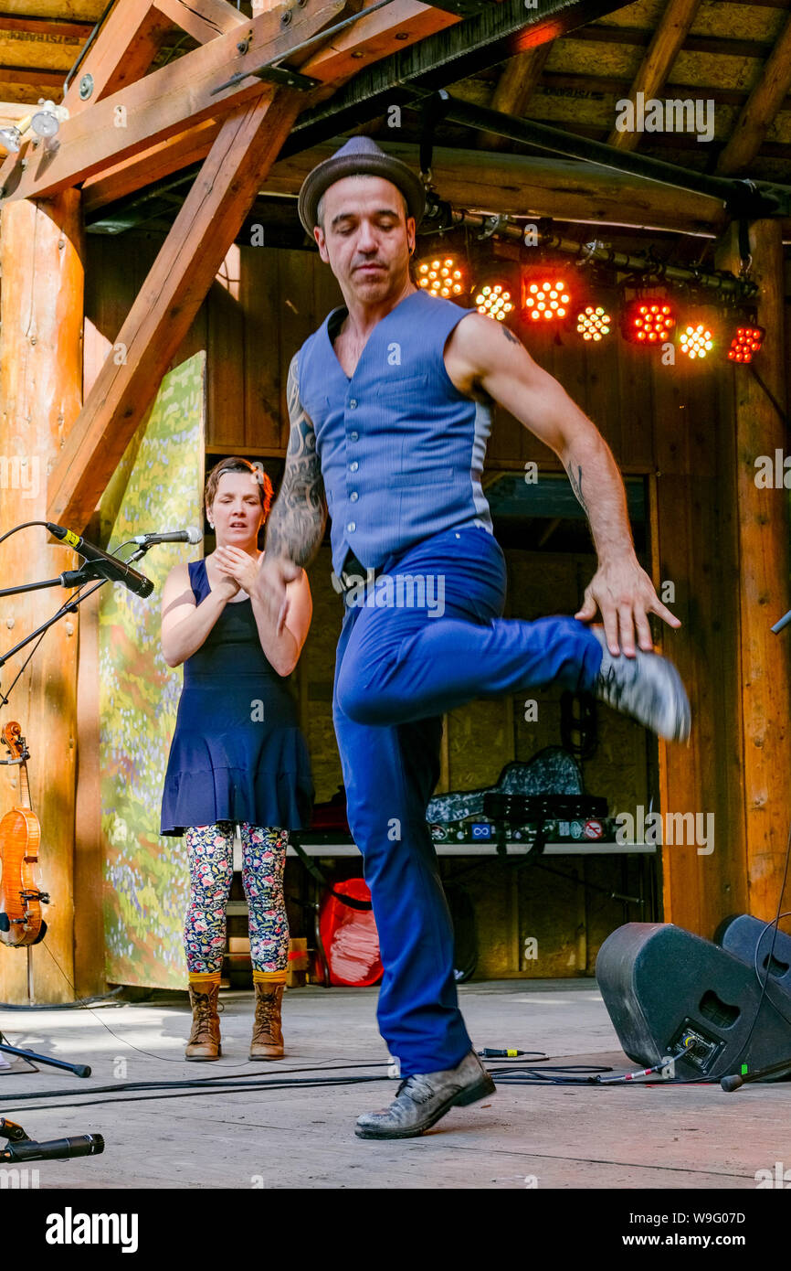 Dominic Desrochers di Bon Débarras, tradizionale musicisti Quebec, fase dancing at Canmore Folk Music Festival, Canmore, Alberta, Canada Foto Stock