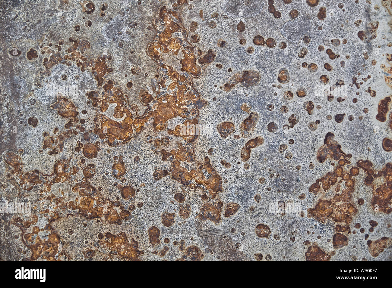 Metallo arrugginito Sfondo piastrelle con superficie ossidata. Incorniciata sullo sfondo con vuoto lo spazio di copia per l'editor di testo. Foto Stock