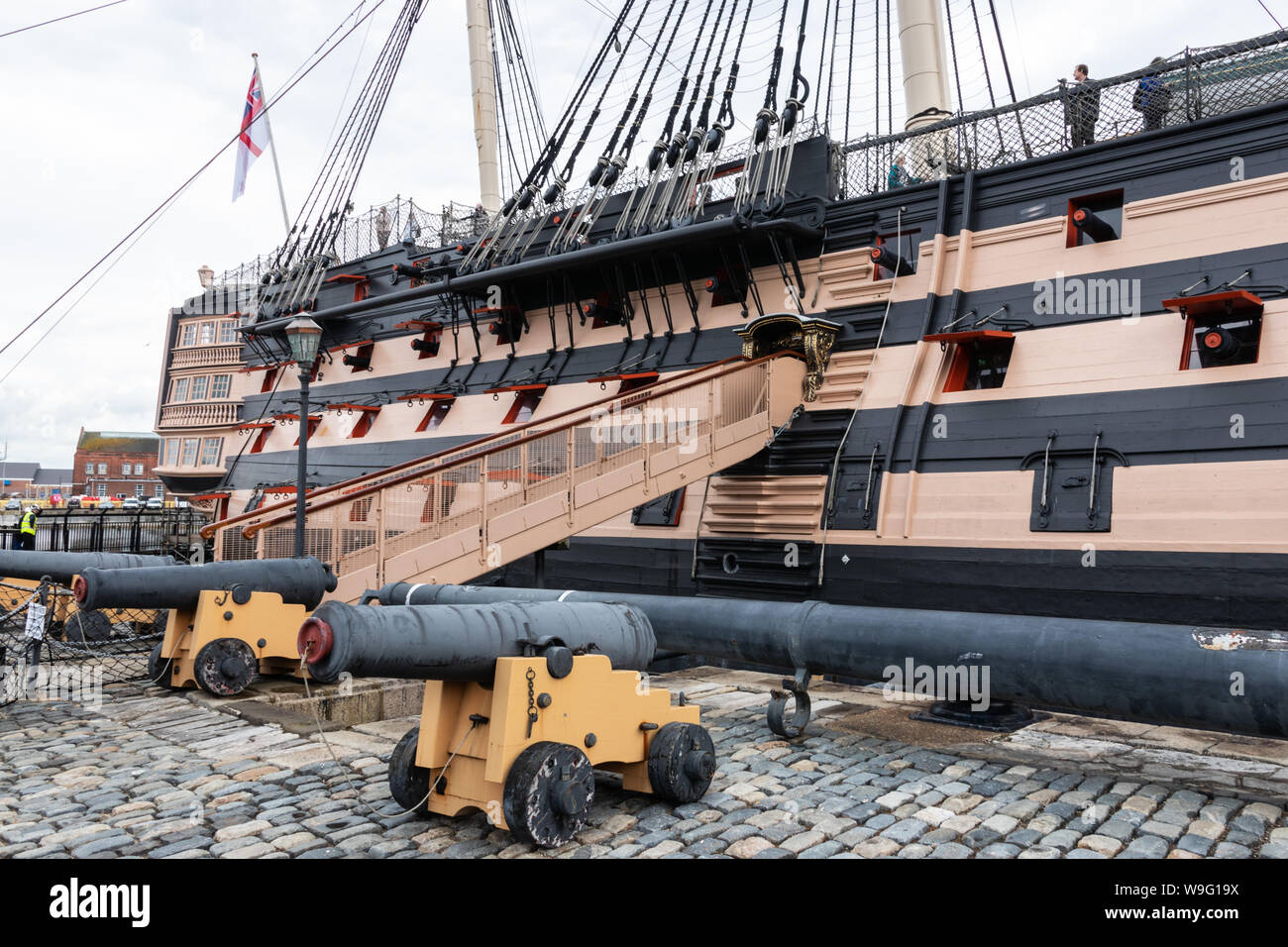La passerella di HMS Victory a Portsmouth dockyard, i mondi commissionato più antica nave da guerra, nelsons bandiera la nave da Foto Stock