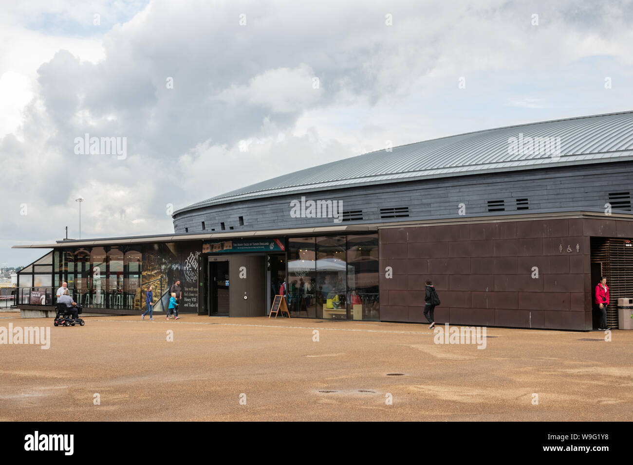 La parte esterna della Mary Rose Museum situato all'interno di Portsmouth Historic Dockyard Foto Stock