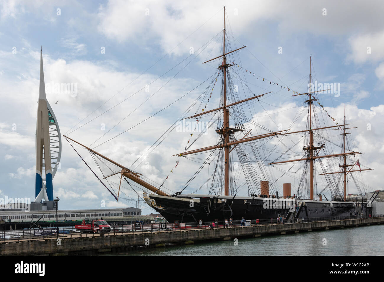 La Spinnaker Tower e HMS warrior fianco a fianco in Portsmouth Dockyard Foto Stock