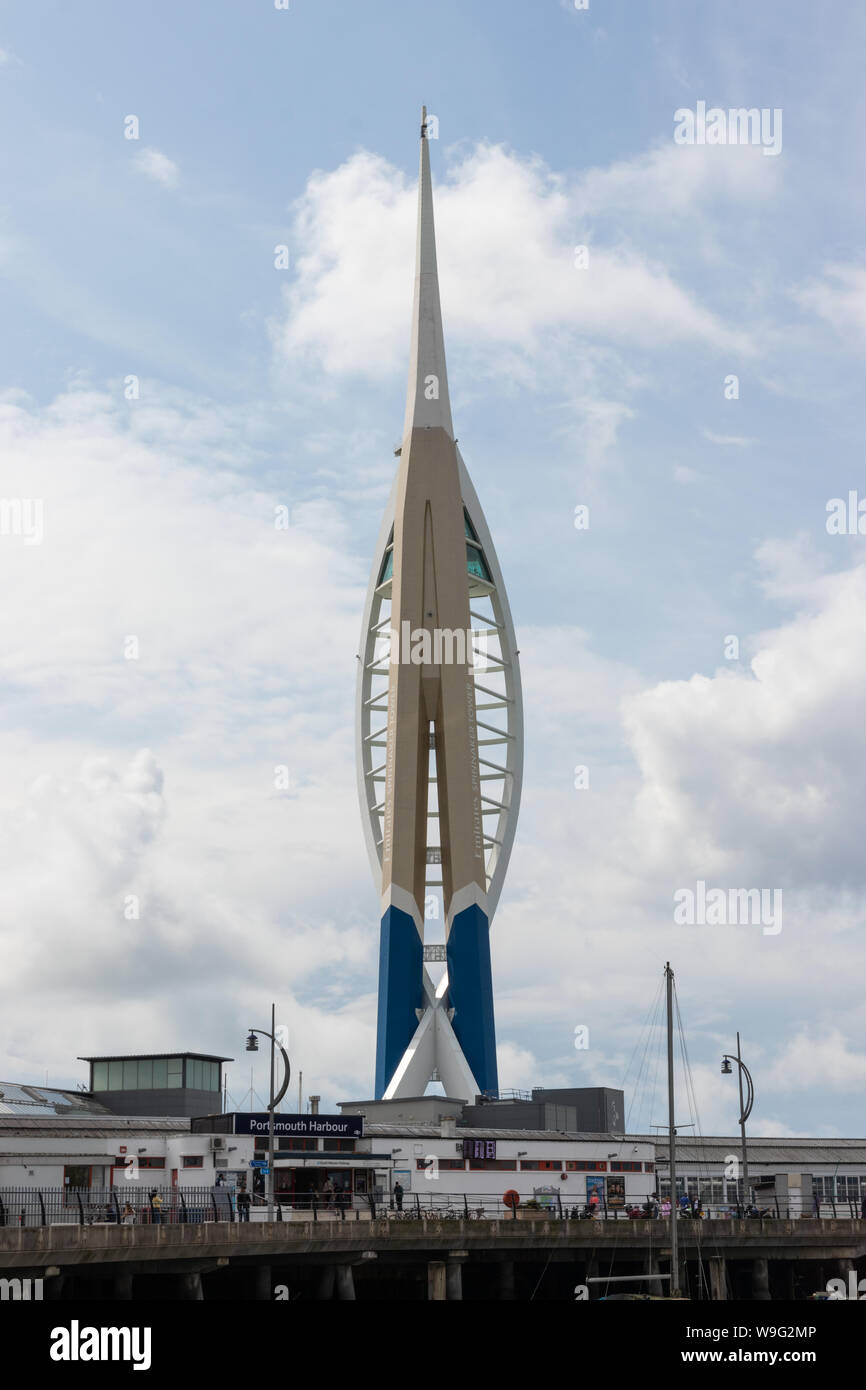 Regno Unito la Spinnaker Tower al di sopra di Portsmouth harbour station Foto Stock
