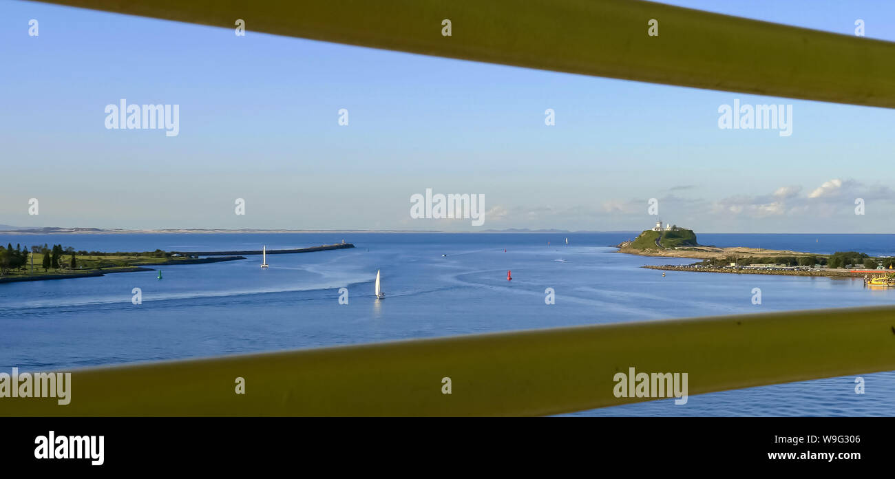 Testa nobbys visto attraverso le barre di queens wharf tower in Newcastle, Australia Foto Stock