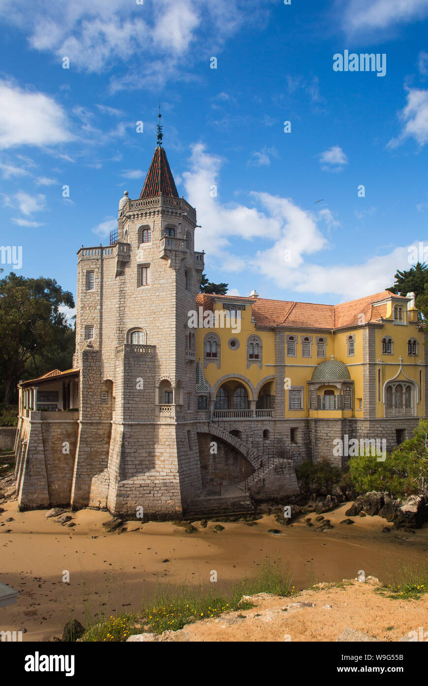 L'architettura eclettica del Condes de Castro Guimaraes Musem precedentemente conosciuto come la Torre de S. Sebastião (Torre di San Sebastiano) a Cascais, Portogallo Foto Stock