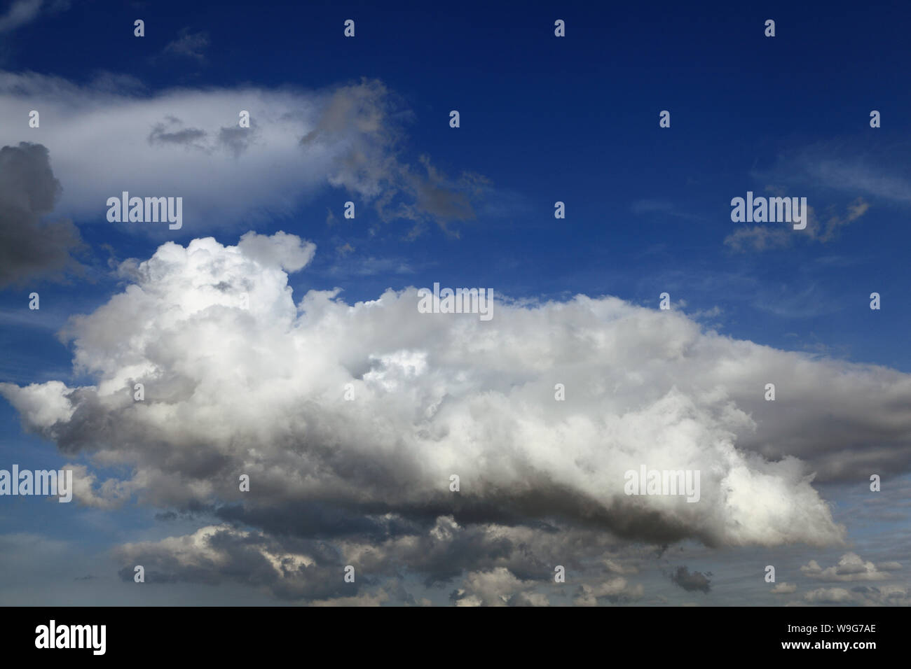 Bianco, Grigio, dark cloud, nuvole, cielo blu, cieli, meteorologia, meteo Foto Stock