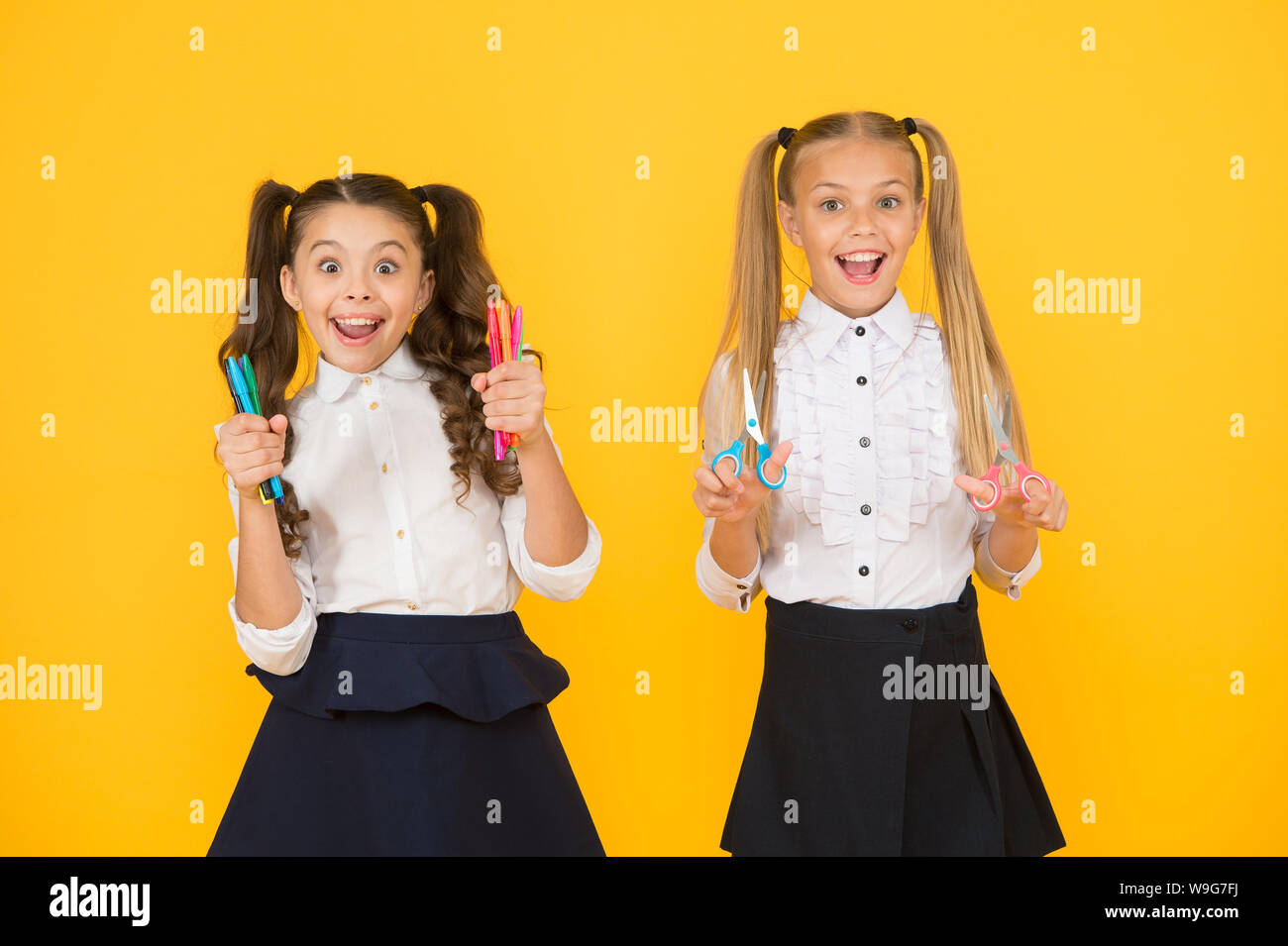 Consente di fare qualcosa di grandioso. Ragazze bambini creativi. Artigianato per la scuola elementare i bambini. Studentesse tenere la scuola di artigianato. Artigianato creativo. Hobby di attività di fabbricazione di articoli decorativi a mano. Foto Stock