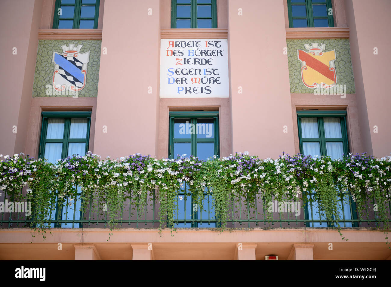 Eppingen, Germania. Il 24 luglio, 2019. Il Baden stemma (r) e uno stemma nei colori del Palatinato elettorale può essere visto sul Eppingen town hall. (A DPA: "città di confine Eppingen - un sindaco per Badener e Württemberger') Credito: Sebastian Gollnow/dpa/Alamy Live News Foto Stock