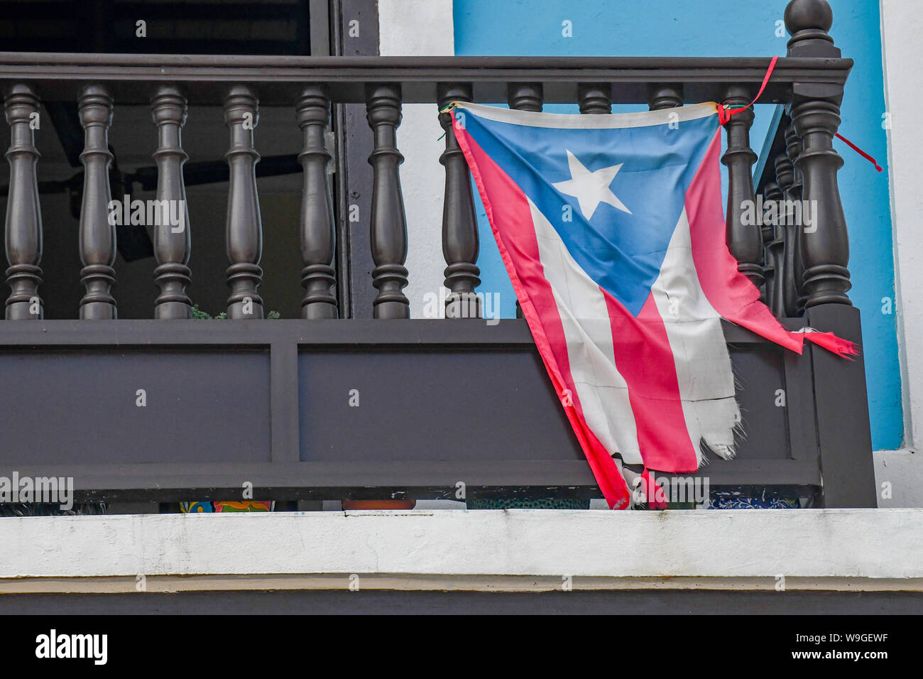 Puerto Rico proteste - un vestito di stracci Puerto Rico bandiera vola nella vecchia San Juan Puerto Rico - una strappata di Puerto Rican lembi di bandiera nel vento Foto Stock