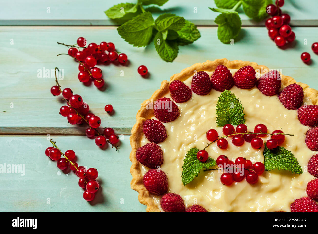 Ribes rosso torta con frutti di bosco freschi come dessert estivo su sfondo di legno. Foto Stock