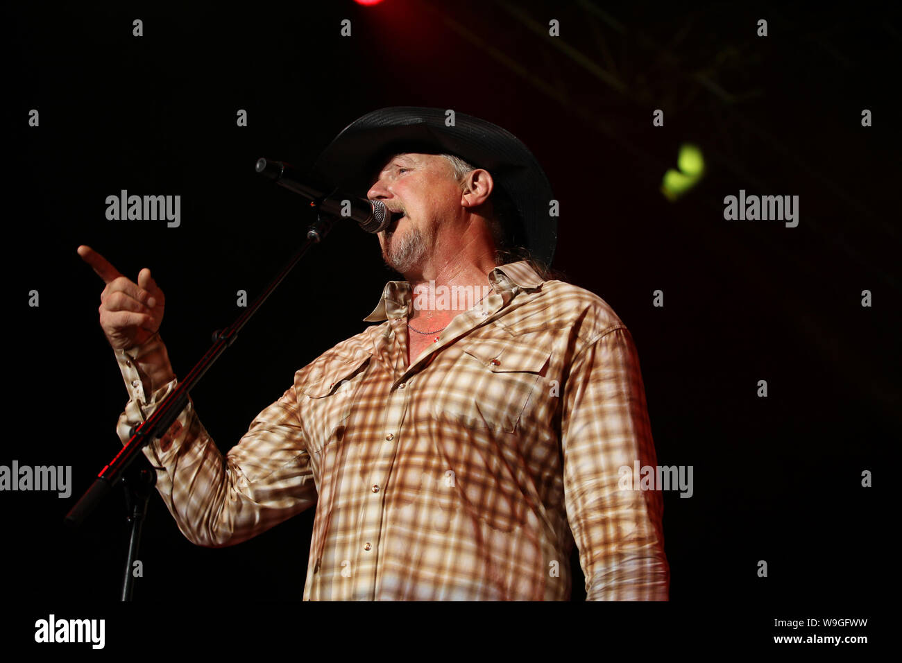 Agosto 11, 2019, Hot Springs, Arkansas, USA: Agosto 11, 2019: Musica Country cantante Trace Atkins eseguendo la folla prima il giorno finale di peso-in del Forrest coppa di legno sulla riva OZK Arena di Hot Springs, Arkansas. © Justin Manning/Eclipse Sportswire/CSM Foto Stock