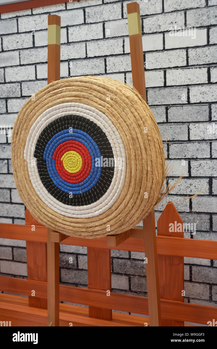 Illesi tiro con l'arco target sul supporto in legno Foto Stock