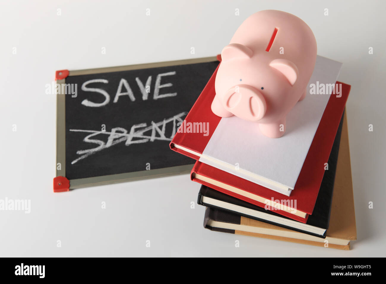 Salvadanaio sulla pila di libri Foto Stock