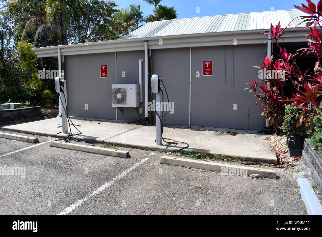 Veicolo elettrico spazi di carica per due veicoli Tesla in un motel area parcheggio per auto Foto Stock