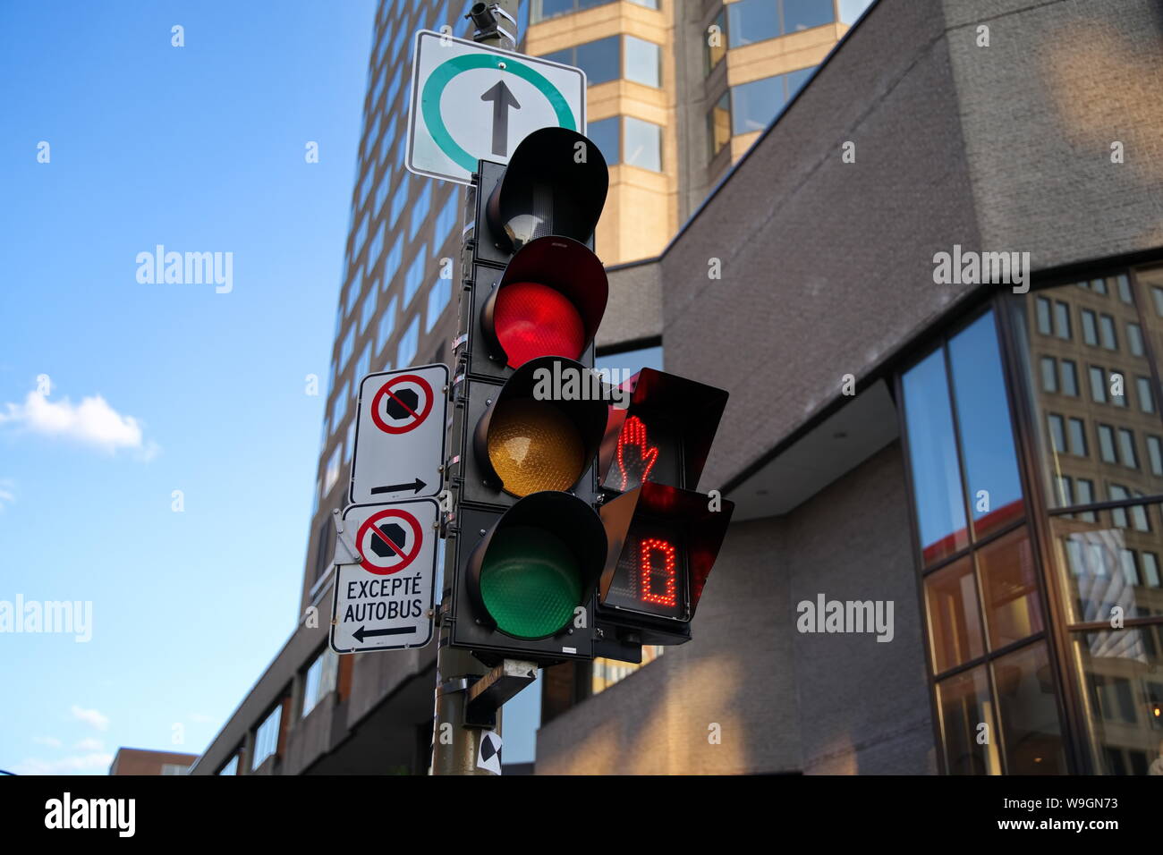 Montreal, in Quebec, Canada. Luglio 2019. Semafori, guida i segnali di avvertimento, e attraversamento pedonale luci di controllo in azione. Foto Stock