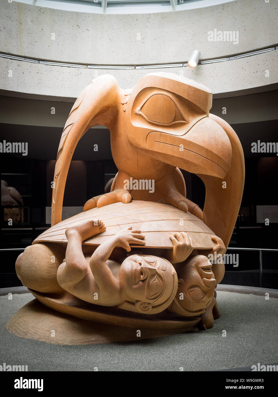 Il Corvo ed il primo degli uomini, una scultura di Haida artista Bill Reid, nella rotunda della University of British Columbia e il Museo di Antropologia. Foto Stock