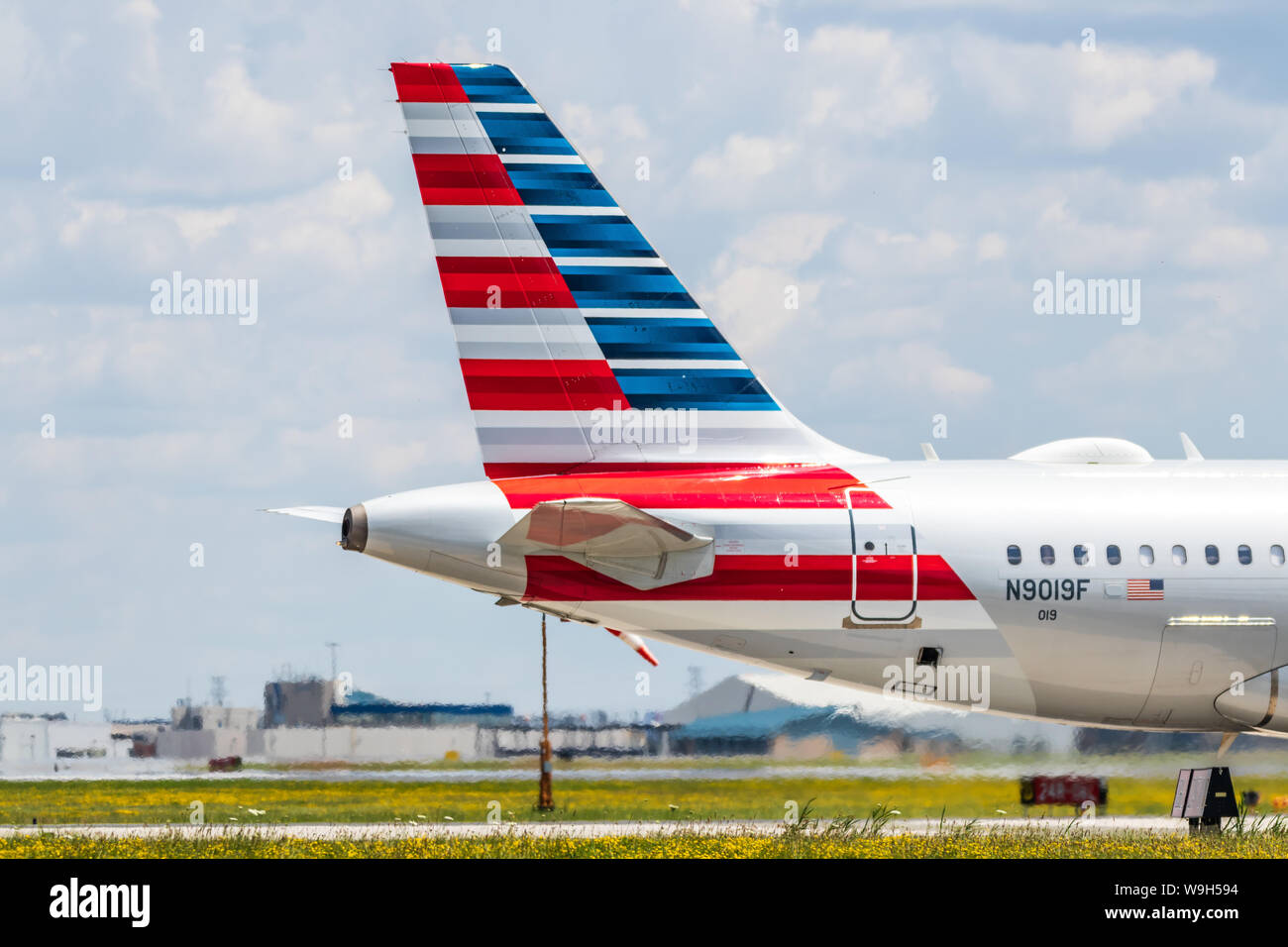 Pinna di coda di American Airlines aeromobili a Toronto Pearson Intl. Aeroporto preparando per il decollo. Foto Stock