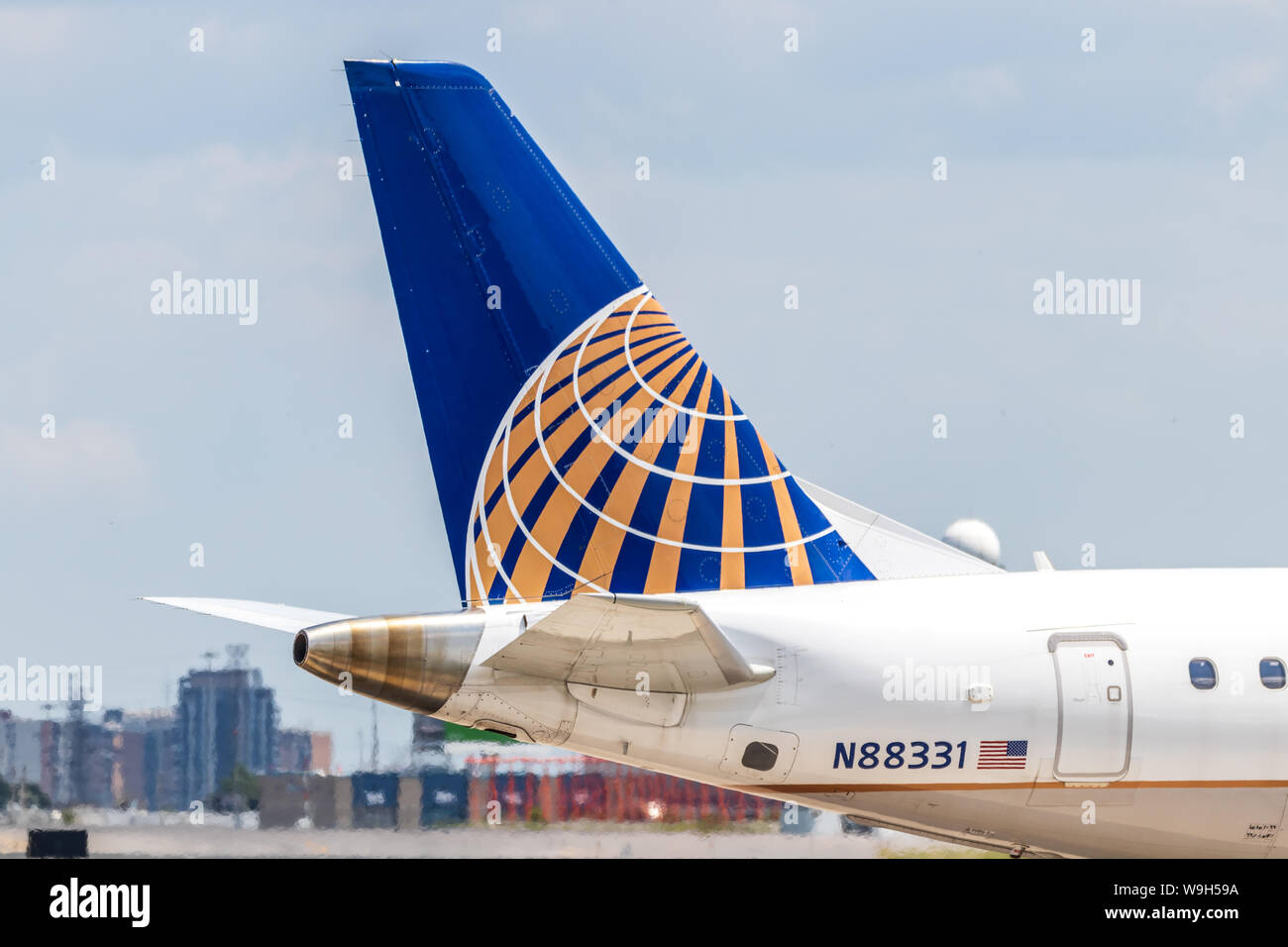 Pinna caudale della United Airlines aeromobili a Toronto Pearson Intl. Aeroporto preparando per il decollo. Foto Stock