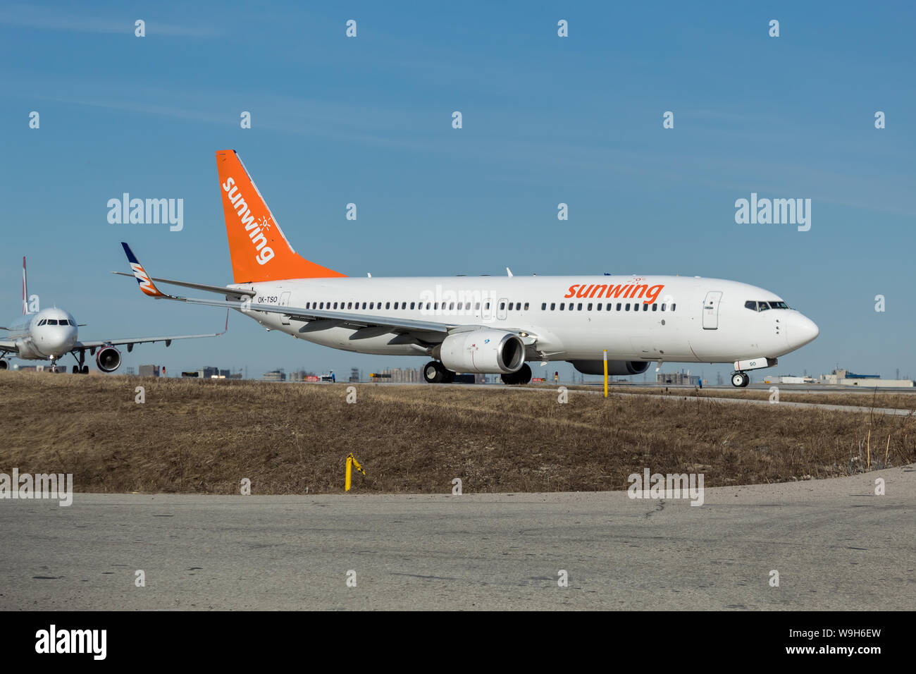 Sunwing Airlines Boeing 737-8 su una pista di rullaggio a Toronto Pearson Intl. Aeroporto. Foto Stock