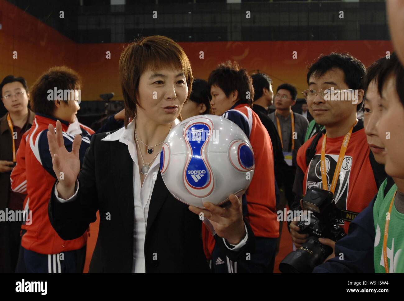 Xue Li,Vicepresidente della Cina Football Association detiene una sfera durante l'estrazione finale per il 2007 FIFA Womens World Cup, a Wuhan nella Cina centrale S Foto Stock